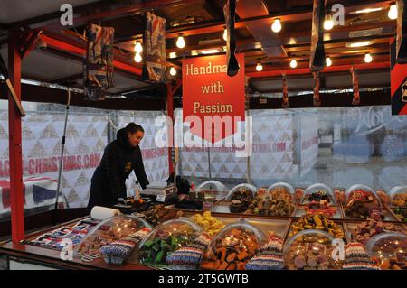 Copenhagen, Danimarca /05 novembre 2023/.visitatori il primo giorno al mercatino di natale nel centro città e cibo , vino tedesco di natale bevande e babbo natale e altri prodotti di natale nel mercatino di natale nella capitale. Foto: Francis Joseph Dean/Dean Pictures Foto Stock