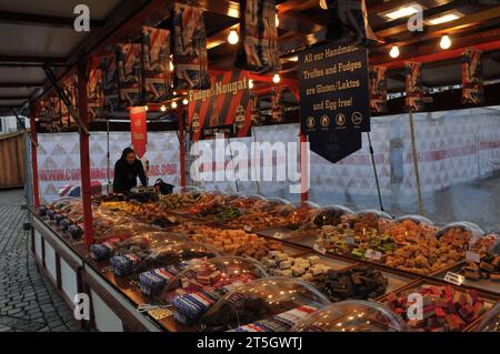 Copenhagen, Danimarca /05 novembre 2023/.visitatori il primo giorno al mercatino di natale nel centro città e cibo , vino tedesco di natale bevande e babbo natale e altri prodotti di natale nel mercatino di natale nella capitale. Foto: Francis Joseph Dean/Dean Pictures Foto Stock