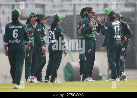 Sadia Iqbal, campionessa di cricket femminile del Pakistan, celebra uno dei suoi quattro wicket contro il Bangladesh, ottenendo quattro wicket e vincendo nel f Foto Stock