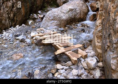 fiume ai piedi della cascata vicino ad Arslanbob, Kirghizistan, Asia centrale Foto Stock