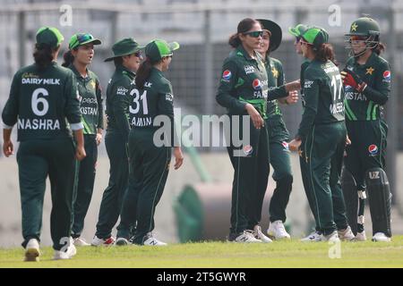 Sadia Iqbal, campionessa di cricket femminile del Pakistan, celebra uno dei suoi quattro wicket contro il Bangladesh, ottenendo quattro wicket e vincendo nel f Foto Stock