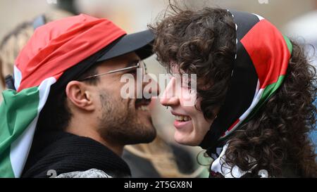 Praga, Repubblica Ceca. 5 novembre 2023. Manifestazione e marcia a sostegno dei palestinesi a Praga, Repubblica Ceca, 5 novembre 2023. Decine di persone si sono presentate in Piazza Mala strana di Praga per partecipare a una manifestazione a sostegno dei palestinesi, con bandiere e bandiere palestinesi. Crediti: Michal Kamaryt/CTK Photo/Alamy Live News Foto Stock