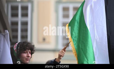 Praga, Repubblica Ceca. 5 novembre 2023. Manifestazione e marcia a sostegno dei palestinesi a Praga, Repubblica Ceca, 5 novembre 2023. Decine di persone si sono presentate in Piazza Mala strana di Praga per partecipare a una manifestazione a sostegno dei palestinesi, con bandiere e bandiere palestinesi. Crediti: Michal Kamaryt/CTK Photo/Alamy Live News Foto Stock