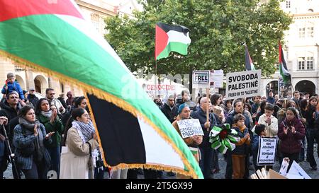 Praga, Repubblica Ceca. 5 novembre 2023. Manifestazione e marcia a sostegno dei palestinesi a Praga, Repubblica Ceca, 5 novembre 2023. Decine di persone si sono presentate in Piazza Mala strana di Praga per partecipare a una manifestazione a sostegno dei palestinesi, con bandiere e bandiere palestinesi. Crediti: Michal Kamaryt/CTK Photo/Alamy Live News Foto Stock