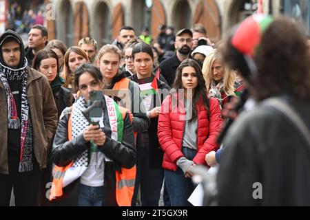 Praga, Repubblica Ceca. 5 novembre 2023. Manifestazione e marcia a sostegno dei palestinesi a Praga, Repubblica Ceca, 5 novembre 2023. Decine di persone si sono presentate in Piazza Mala strana di Praga per partecipare a una manifestazione a sostegno dei palestinesi, con bandiere e bandiere palestinesi. Crediti: Michal Kamaryt/CTK Photo/Alamy Live News Foto Stock