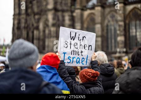 Colonia, Germania. 5 novembre 2023. Una donna ha un cartello con la scritta "siamo con Israele” in occasione di una manifestazione di solidarietà per Israele sul Domplatte. A seguito dell’attacco terroristico di Hamas a Israele il 7 ottobre, questo fine settimana ci sono state numerose reazioni in tutta la Germania. Credito: Christoph Reichwein/dpa/Alamy Live News Foto Stock