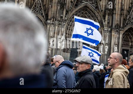 Colonia, Germania. 5 novembre 2023. Le bandiere israeliane sventolano a un raduno di solidarietà per Israele sul Domplatte. A seguito dell’attacco terroristico di Hamas a Israele il 7 ottobre, questo fine settimana ci sono state numerose reazioni in tutta la Germania. Credito: Christoph Reichwein/dpa/Alamy Live News Foto Stock