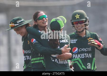 Sadia Iqbal, campionessa di cricket femminile del Pakistan, celebra uno dei suoi quattro wicket contro il Bangladesh, ottenendo quattro wicket e vincendo nel f Foto Stock