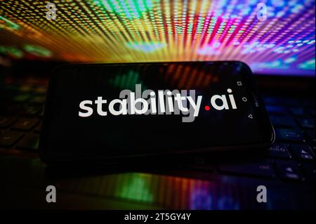 In questa immagine, sullo smartphone viene visualizzato il logo Stability.ai. Foto Stock