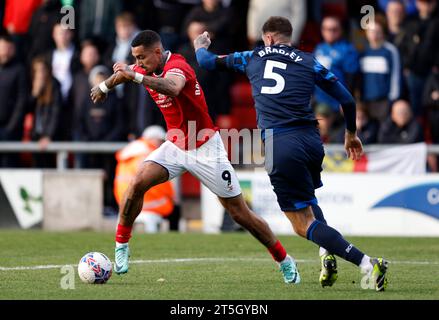 Sonny Bradley (a destra) del Derby County e Courtney Baker-Richardson di Crewe Alexandra si battono per il pallone durante la partita del primo turno della Emirates fa Cup al Mornflake Stadium di Crewe. Data foto: Domenica 5 novembre 2023. Foto Stock