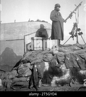 Wehrmacht Heer / Luftwaffe / Kriegsmarine Maschinengewehr MG 34 für die Flugabwehr auf Dreibein - mitragliatrice dell'esercito tedesco als pistola antiaereo montato su treppiede MG 34 Foto Stock