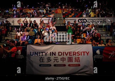 Hong Kong. 5 novembre 2023. I tifosi guardano i Gay Games 2023 Gala al Queen Elizabeth Stadium di Hong Kong il 5 novembre 2023. Crediti: Matt Hunt/Neato/Alamy Live News Foto Stock