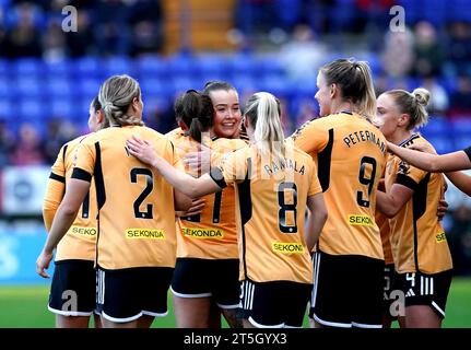 Missy Goodwin di Leicester City (fronte centrale) celebra con le compagni di squadra dopo aver segnato il primo gol della loro squadra durante la partita di Super League femminile di Barclays a Prenton Park, Birkenhead. Data foto: Domenica 5 novembre 2023. Foto Stock