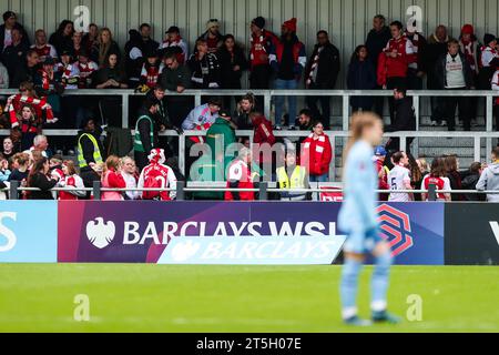 Un tifoso riceve assistenza medica nello stand durante la partita Arsenal Women FC contro Manchester City Women's Super League al Meadow Park Stadium, Borehamwood, Inghilterra, Regno Unito il 5 novembre 2023 credito: Every Second Media/Alamy Live News Foto Stock