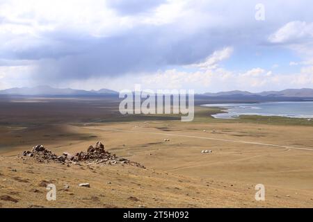 Vista sul lago Songkol, sulla steppa e sulle montagne circostanti in Kirghizistan Foto Stock
