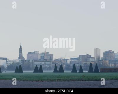 Vista sul centro di Glasgow e sul fiume Clyde da Glasgow Green Foto Stock