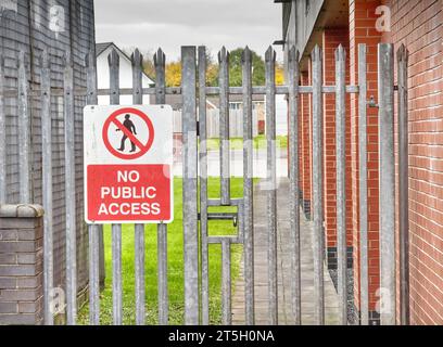 Nessun cartello di accesso pubblico sul cancello d'ingresso alla fabbrica Foto Stock
