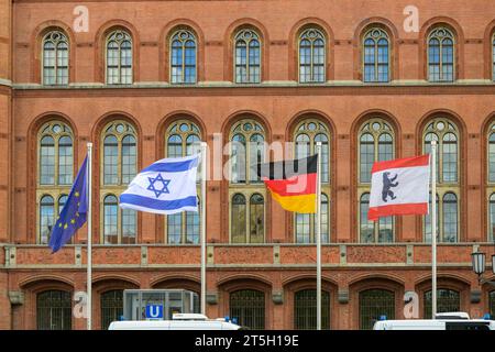 Le bandiere di Germania , Israele , UE e Berlino sventolano davanti al municipio rosso di Berlino Foto Stock