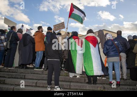 Bruxelles, Belgio. 5 novembre 2023. L'immagine illustrativa mostra una dimostrazione di solidarietà al popolo palestinese, domenica 5 novembre 2023 a Bruxelles, chiedendo un immediato cessate il fuoco nel conflitto israelo-Hamas. BELGA PHOTO NICOLAS MAETERLINCK Credit: Belga News Agency/Alamy Live News Foto Stock