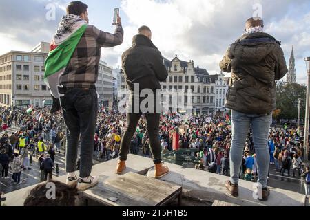Bruxelles, Belgio. 5 novembre 2023. L'immagine illustrativa mostra una dimostrazione di solidarietà al popolo palestinese, domenica 5 novembre 2023 a Bruxelles, chiedendo un immediato cessate il fuoco nel conflitto israelo-Hamas. BELGA PHOTO NICOLAS MAETERLINCK Credit: Belga News Agency/Alamy Live News Foto Stock