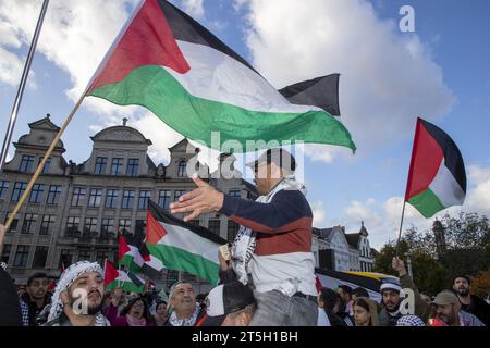 Bruxelles, Belgio. 5 novembre 2023. L'immagine illustrativa mostra una dimostrazione di solidarietà al popolo palestinese, domenica 5 novembre 2023 a Bruxelles, chiedendo un immediato cessate il fuoco nel conflitto israelo-Hamas. BELGA PHOTO NICOLAS MAETERLINCK Credit: Belga News Agency/Alamy Live News Foto Stock