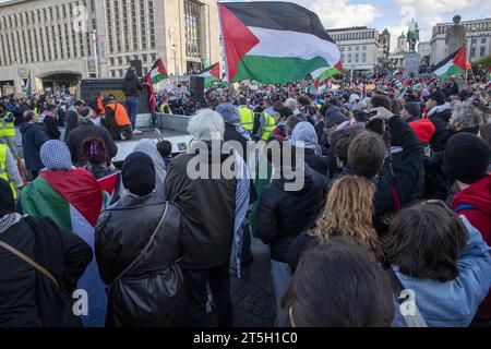 Bruxelles, Belgio. 5 novembre 2023. L'immagine illustrativa mostra una dimostrazione di solidarietà al popolo palestinese, domenica 5 novembre 2023 a Bruxelles, chiedendo un immediato cessate il fuoco nel conflitto israelo-Hamas. BELGA PHOTO NICOLAS MAETERLINCK Credit: Belga News Agency/Alamy Live News Foto Stock