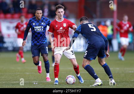 Sonny Bradley (a destra) e Joe White dell'equipaggio della contea di Derby si battono per la palla durante la partita del primo turno della Emirates fa Cup al Mornflake Stadium, Crewe. Data foto: Domenica 5 novembre 2023. Foto Stock