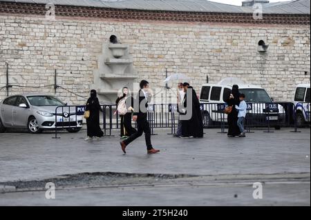 Istanbul, Türkiye. Scena di strada in un giorno di pioggia in Piazza Taksim Foto Stock