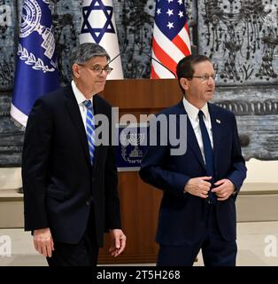 Gerusalemme, Israele. 5 novembre 2023. L'ambasciatore degli Stati Uniti in Israele Jacob Lew (L) e il presidente israeliano Isaac Herzog (R) camminano nella residenza presidenziale di Gerusalemme, domenica 5 novembre 2023. Foto di Debbie Hill/ Credit: UPI/Alamy Live News Foto Stock