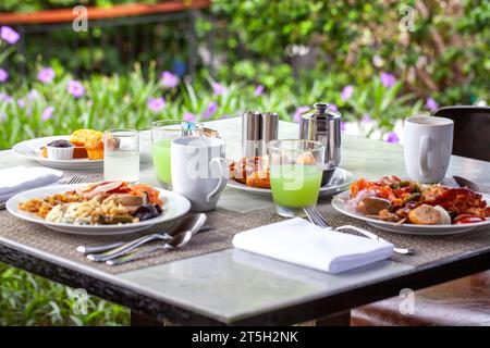 Colazione gourmet servita sul tavolo all'aperto con pasticcini freschi Foto Stock