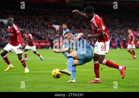 Ollie Watkins di Aston Villa e Ibrahim Sangare di Nottingham Forest si battono per il pallone durante la partita di Premier League al City Ground di Nottingham. Data foto: Domenica 5 novembre 2023. Foto Stock