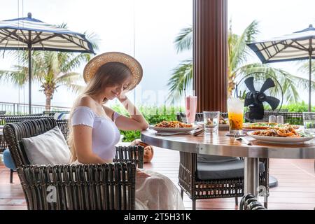 Lady ama la solitudine con vista sull'oceano, Foto Stock