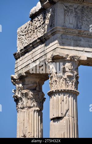 Colonne corinzie, Tempio di Apollo Sosiano, Roma, Italia Foto Stock