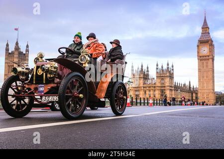 Londra, Regno Unito 5 novembre 2023. A 1903 Panhard et Levassor sul Westminster Bridge. L'RM Sotheby's London to Brighton Veteran Car Run parte a Hyde Park e attraversa il Westminster Bridge prima che le auto continuino il viaggio verso la costa del Sussex. Una vettura partecipante deve essere pre-1905 prendere parte alla gara. Crediti: Imageplotter/Alamy Live News Foto Stock