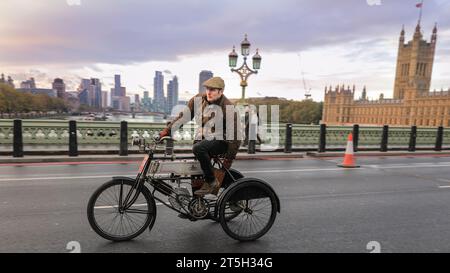 Londra, Regno Unito 5 novembre 2023. Chris Cook sul suo triciclo Humber del 1903. L'RM Sotheby's London to Brighton Veteran Car Run parte a Hyde Park e attraversa il Westminster Bridge prima che le auto continuino il viaggio verso la costa del Sussex. Una vettura partecipante deve essere pre-1905 per prendere parte alla gara. Crediti: Imageplotter/Alamy Live News Foto Stock