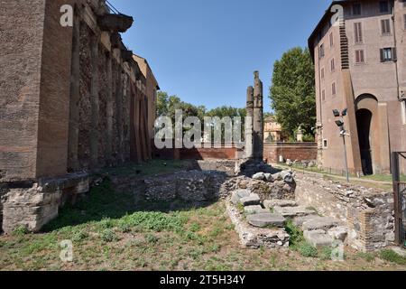 Tempio di Giano al Foro Olitorio e chiesa di San Nicola in carcere, Roma Foto Stock