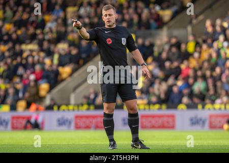 Norwich domenica 5 novembre 2023. L'arbitro Josh Smith istruisce i giocatori durante il match per il campionato Sky Bet tra Norwich City e Blackburn Rovers a Carrow Road, Norwich, domenica 5 novembre 2023. (Foto: David Watts | mi News) crediti: MI News & Sport /Alamy Live News Foto Stock