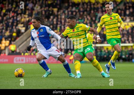 Norwich domenica 5 novembre 2023. Norwich City Onel Hernandez mette sotto pressione il Blackburn Rovers Tyrhys Dolan durante il match per il Sky Bet Championship tra Norwich City e Blackburn Rovers a Carrow Road, Norwich domenica 5 novembre 2023. (Foto: David Watts | mi News) crediti: MI News & Sport /Alamy Live News Foto Stock