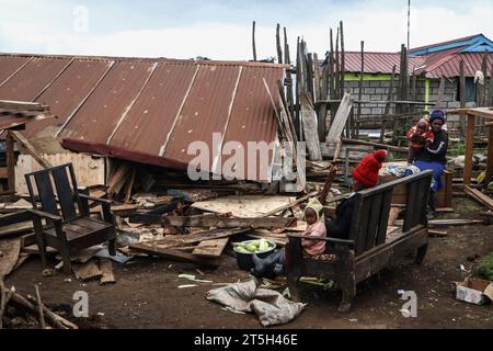 Narok, Kenya. 3 novembre 2023. Una donna con i suoi bambini siede fuori da una casa parzialmente demolita a Sasimwani, nella foresta di Mau. Centinaia di persone della comunità Ogiek sono rimaste senza casa e a mordere freddo dopo che il governo del Kenya ha intrapreso un'esercitazione di sfratto per rimuovere presunti invasori della foresta di Mau. Una dichiarazione dell'Ogiek People's Development Program (OPDP) ha affermato che lo sfratto delle comunità forestali viola i loro diritti umani e ha invitato il governo a fermare immediatamente l'esercizio. (Immagine di credito: © James Wakibia/SOPA Images via ZUMA Press Wire) SOLO USO EDITORIALE! N Foto Stock