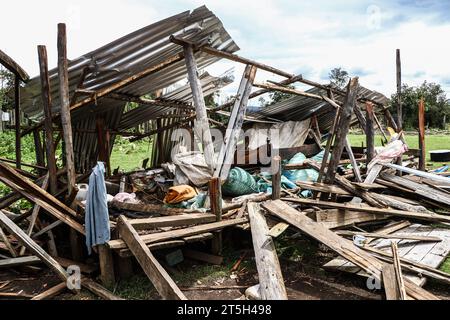 Narok, Kenya. 3 novembre 2023. Vista generale di un magazzino demolito a Sasimwani, nella foresta di Mau. Centinaia di persone della comunità Ogiek sono rimaste senza casa e a mordere freddo dopo che il governo del Kenya ha intrapreso un'esercitazione di sfratto per rimuovere presunti invasori della foresta di Mau. Una dichiarazione dell'Ogiek People's Development Program (OPDP) ha affermato che lo sfratto delle comunità forestali viola i loro diritti umani e ha invitato il governo a fermare immediatamente l'esercizio. (Immagine di credito: © James Wakibia/SOPA Images via ZUMA Press Wire) SOLO USO EDITORIALE! Non per USO commerciale! Foto Stock