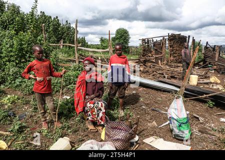 Narok, Kenya. 3 novembre 2023. Violet Kelero siede affiancata dai suoi figli fuori dalla loro casa demolita a Sasimwani, nella foresta di Mau. Centinaia di persone della comunità Ogiek sono rimaste senza casa e a mordere freddo dopo che il governo del Kenya ha intrapreso un'esercitazione di sfratto per rimuovere presunti invasori della foresta di Mau. Una dichiarazione dell'Ogiek People's Development Program (OPDP) ha affermato che lo sfratto delle comunità forestali viola i loro diritti umani e ha invitato il governo a fermare immediatamente l'esercizio. (Immagine di credito: © James Wakibia/SOPA Images via ZUMA Press Wire) USO EDITORIALE Foto Stock