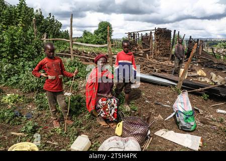 Narok, Kenya. 3 novembre 2023. Violet Kelero siede affiancata dai suoi figli fuori dalla loro casa demolita a Sasimwani, nella foresta di Mau. Centinaia di persone della comunità Ogiek sono rimaste senza casa e a mordere freddo dopo che il governo del Kenya ha intrapreso un'esercitazione di sfratto per rimuovere presunti invasori della foresta di Mau. Una dichiarazione dell'Ogiek People's Development Program (OPDP) ha affermato che lo sfratto delle comunità forestali viola i loro diritti umani e ha invitato il governo a fermare immediatamente l'esercizio. (Immagine di credito: © James Wakibia/SOPA Images via ZUMA Press Wire) USO EDITORIALE Foto Stock