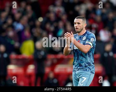 Nottingham, Regno Unito. 5 novembre 2023. John McGinn dell'Aston Villa applaude i tifosi al fischio finale durante la partita di Premier League al City Ground, Nottingham. Il credito fotografico dovrebbe leggere: Andrew Yates/Sportimage Credit: Sportimage Ltd/Alamy Live News Foto Stock