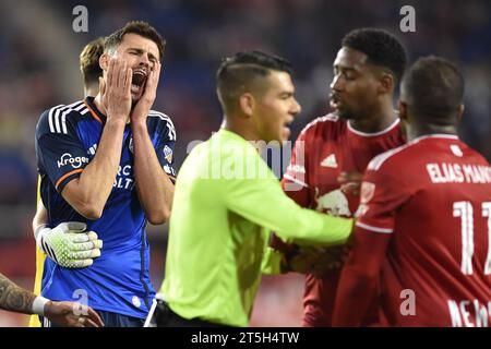 Harrison, New Jersey, USA. 4 novembre 2023. Il difensore dei Cincinnati MATT MIAZGA (21) e l'attaccante dei New York Red Bulls ELIAS MANOEL (11) litigano alla Red Bull Arena di Harrison New Jersey Cincinnati sconfigge i New York Red Bulls 1 a 1 (8-7) ai rigori (Credit Image: © Brooks Von Arx/ZUMA Press Wire) SOLO PER USO EDITORIALE! Non per USO commerciale! Foto Stock