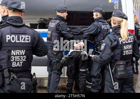 Colonia, Germania. 5 novembre 2023. Dopo un incidente durante il raduno di solidarietà per Israele sul Domplatte, durante il quale è stata rubata una bandiera israeliana, la polizia arresta un sospetto. A seguito dell’attacco terroristico di Hamas a Israele il 7 ottobre, questo fine settimana ci sono state numerose reazioni in tutta la Germania. Credito: Christoph Reichwein/dpa/Alamy Live News Foto Stock