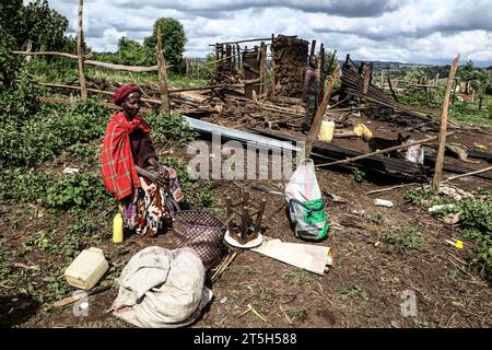 Narok, Kenya. 3 novembre 2023. Violet Kelero si siede fuori dalla sua casa demolita a Sasimwani, nella foresta di Mau. Centinaia di persone della comunità Ogiek sono rimaste senza casa e a mordere freddo dopo che il governo del Kenya ha intrapreso un'esercitazione di sfratto per rimuovere presunti invasori della foresta di Mau. Una dichiarazione dell'Ogiek People's Development Program (OPDP) ha affermato che lo sfratto delle comunità forestali viola i loro diritti umani e ha invitato il governo a fermare immediatamente l'esercizio. (Immagine di credito: © James Wakibia/SOPA Images via ZUMA Press Wire) SOLO USO EDITORIALE! Non per il settore commerciale Foto Stock