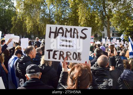 Londra, Regno Unito. 5 novembre 2023. Un manifestante tiene un cartello "Hamas equivale al terrore" durante la manifestazione. Migliaia di persone si sono riunite in Piazza del Parlamento per il raduno Bring Them Home per gli ostaggi israeliani detenuti da Hamas a Gaza. (Foto di Vuk Valcic/SOPA Images/Sipa USA) credito: SIPA USA/Alamy Live News Foto Stock