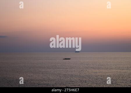 Vista aerea delle Isole Bloods e della Torre Parata, la torre genovese costruita nel 1608, Corsica. Francia. Tramonto sul mare sul porfido rosso scuro Foto Stock