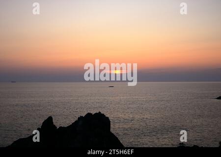 Vista aerea delle Isole Bloods e della Torre Parata, la torre genovese costruita nel 1608, Corsica. Francia. Tramonto sul mare sul porfido rosso scuro Foto Stock