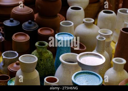 Piatti fatti a mano e articoli da servire in vendita a Pune, India, mercato di strada. Bellissime stoviglie in ceramica che vendono sul mercato. Foto Stock